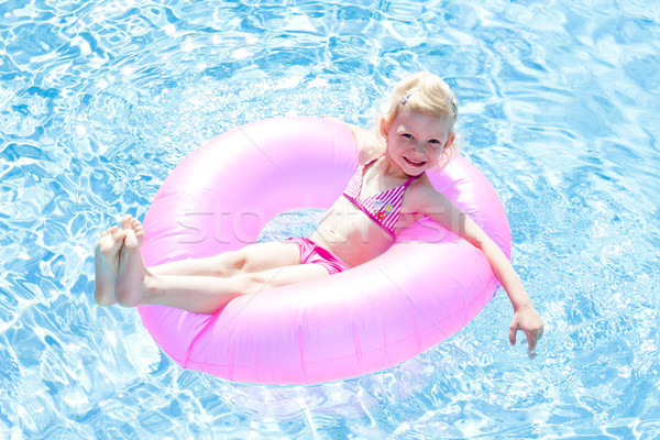 Kleines Mädchen Gummi Ring Schwimmbad Wasser Kind Stock foto © phbcz