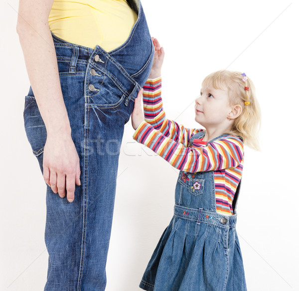 Porträt kleines Mädchen schwanger Mutter Liebe Frauen Stock foto © phbcz