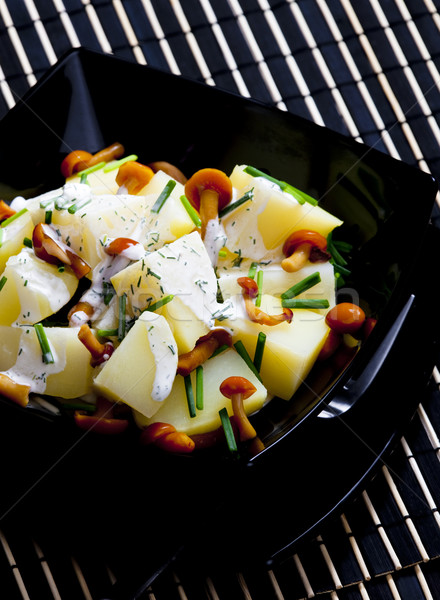 Salade de pommes de terre champignons pansement alimentaire santé salade Photo stock © phbcz