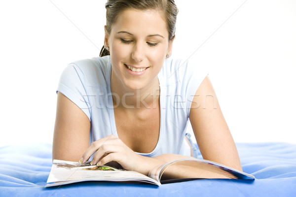 Portret vrouw tijdschrift ontspannen lezing Stockfoto © phbcz