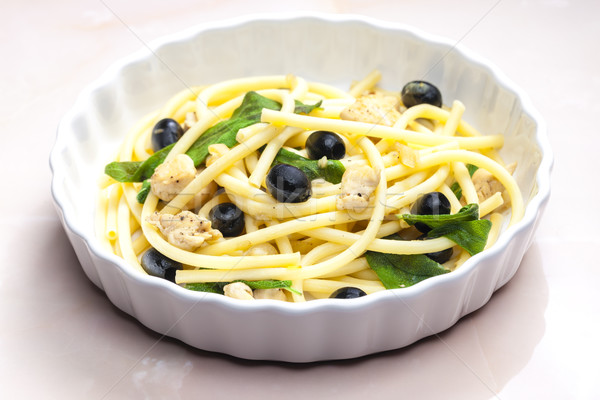 Macaroni kip vlees zwarte olijven salie plaat Stockfoto © phbcz