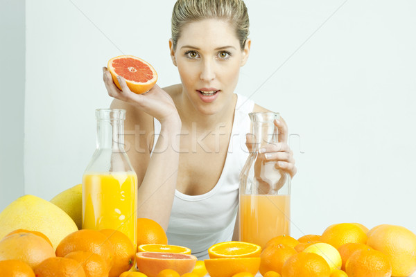 肖像 年輕女子 柑橘類水果 橙汁 食品 婦女 商業照片 © phbcz