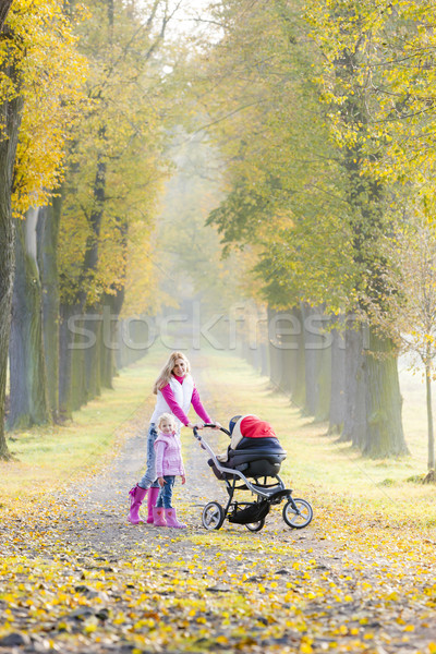 Mamă fiica pram umbla alee Imagine de stoc © phbcz