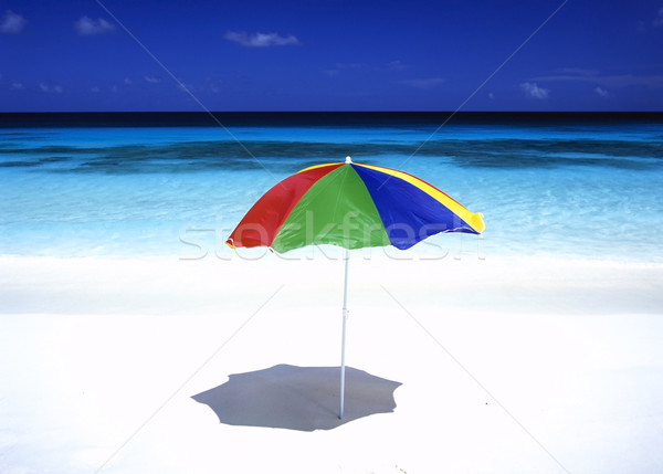 Parasol strand water zee paraplu vakantie Stockfoto © phbcz