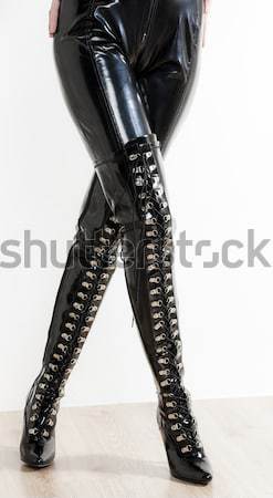 Szczegół posiedzenia kobieta lateks moda czarny Zdjęcia stock © phbcz