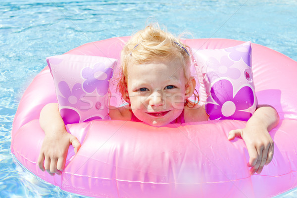 Kleines Mädchen Gummi Ring Schwimmbad Wasser Mädchen Stock foto © phbcz