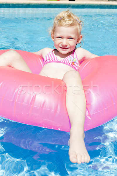 Zdjęcia stock: Dziewczynka · gumy · pierścień · basen · wody · dziewczyna