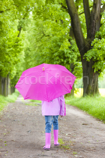Foto d'archivio: Bambina · indossare · stivali · di · gomma · ombrello · primavera · vicolo