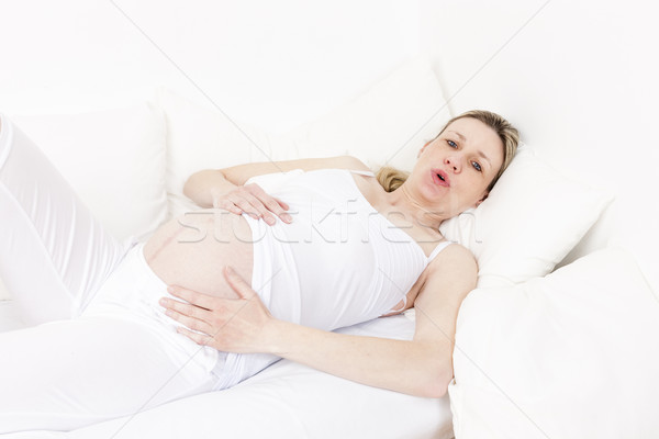 Kobieta w ciąży oddychanie bed kobiet ciąży Zdjęcia stock © phbcz
