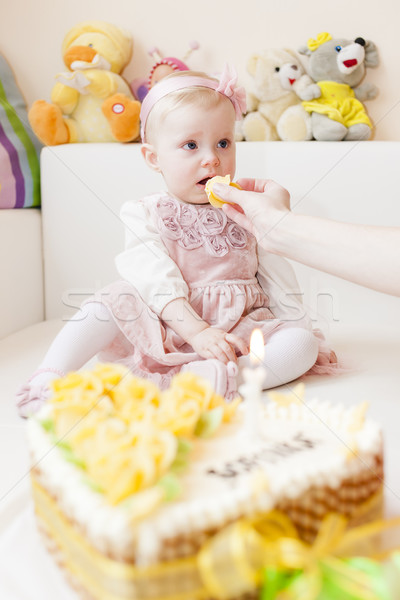 Portré ül kisgyerek lány születésnapi torta gyermek Stock fotó © phbcz
