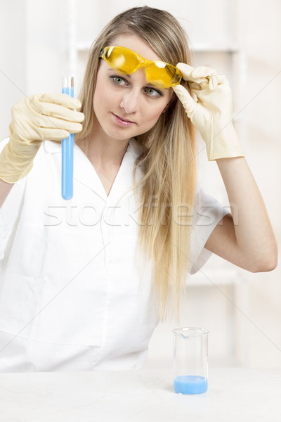 Experiment laborator femei lucru ştiinţă Imagine de stoc © phbcz