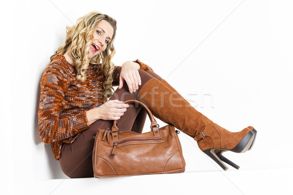 Sitzung Frau tragen braun Kleidung Stiefel Stock foto © phbcz