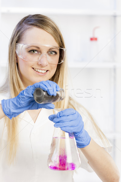 Młoda kobieta eksperyment laboratorium kobiet pracy nauki Zdjęcia stock © phbcz
