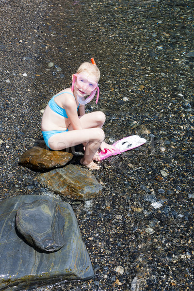 Kislány tengerpart tenger kész snorkeling lány Stock fotó © phbcz