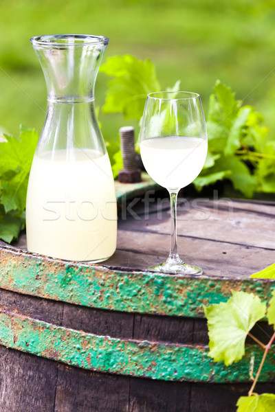 Borospohár bor almabor áll hordó alkohol Stock fotó © phbcz