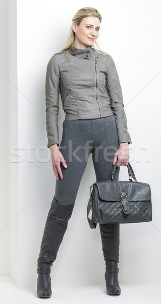Femeie gri haine geanta de mana persoană Imagine de stoc © phbcz