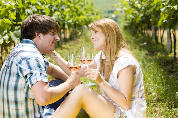 Cuplu picnic podgorie femeie om sticlă Imagine de stoc © phbcz