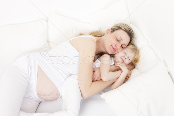 Fetita gravidă mamă dormit pat femei Imagine de stoc © phbcz