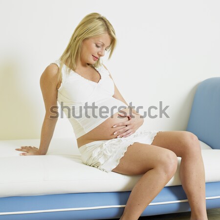 Imagine de stoc: Portret · în · picioare · femeie · gravida · lenjerie · femei