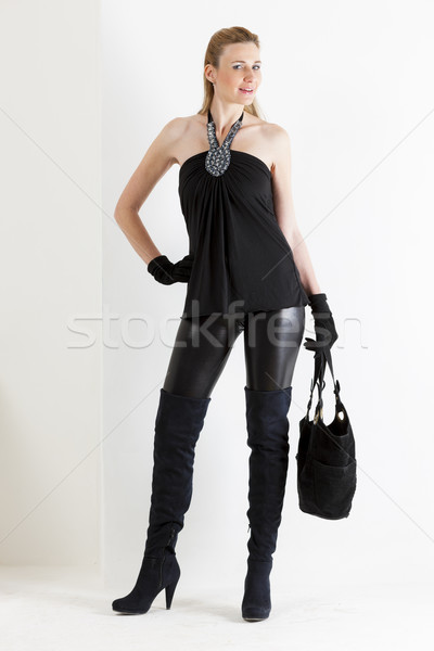 Permanente vrouw zwarte kleding handtas Stockfoto © phbcz