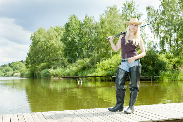 Pêche femme permanent pier détendre chapeau Photo stock © phbcz