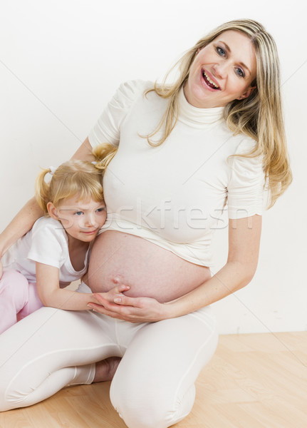 Fetita gravidă mamă femeie fată dragoste Imagine de stoc © phbcz