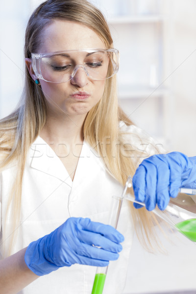 Jonge vrouw experiment laboratorium vrouwen bril werken Stockfoto © phbcz