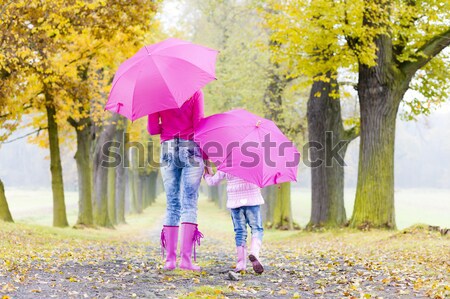 Mutter Tochter Regenschirme herbstlich Gasse Frau Stock foto © phbcz