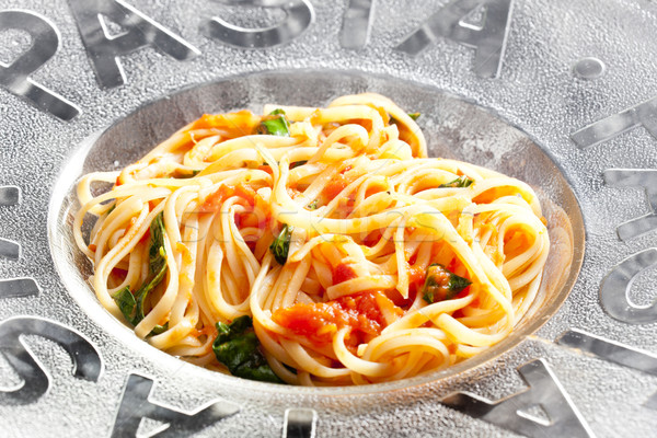 Spaghetti pomidory bazylia tablicy pomidorów posiłek Zdjęcia stock © phbcz