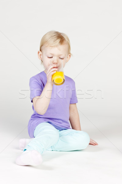 Zdjęcia stock: Dziewczynka · pitnej · sok · pomarańczowy · dziewczyna · dziecko · pić