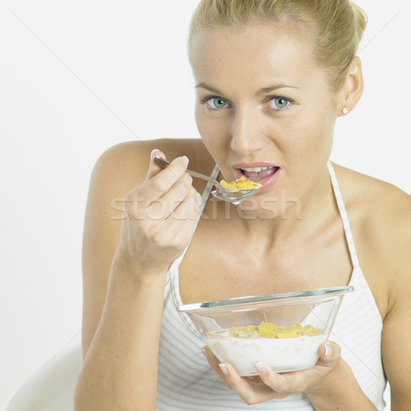 Zdjęcia stock: Kobieta · jedzenie · płatki · kukurydziane · zdrowia · młodych · śniadanie