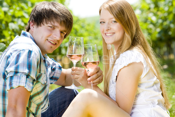 Cuplu picnic podgorie femeie om sticlă Imagine de stoc © phbcz
