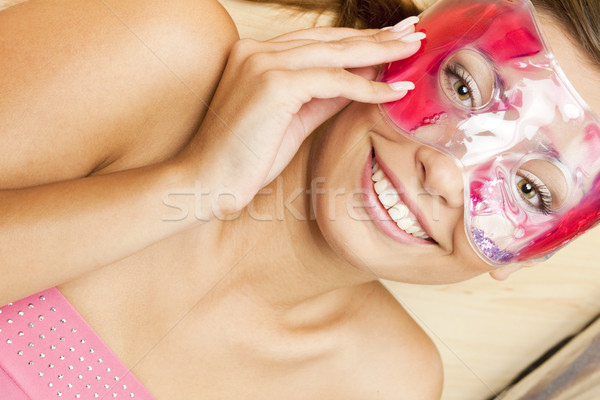 Portret vrouw koeling masker hand schoonheid Stockfoto © phbcz