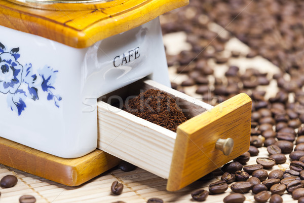 Pormenor café moinho grãos de café terreno Foto stock © phbcz