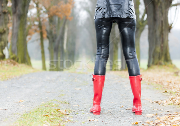 Dettaglio donna indossare rosso stivali di gomma donne Foto d'archivio © phbcz