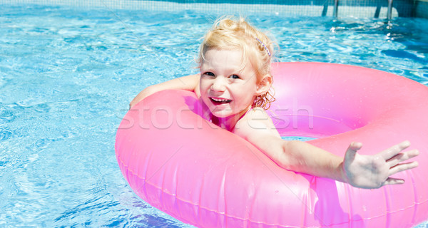 Kleines Mädchen Gummi Ring Schwimmbad Wasser Mädchen Stock foto © phbcz