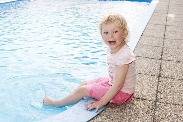 Foto stock: Little · girl · sessão · piscina · água · menina · criança