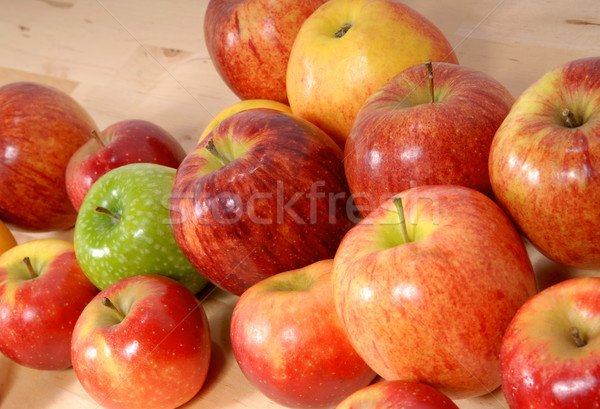 Farklı elma kırmızı yeşil ahşap masa elma Stok fotoğraf © philipimage