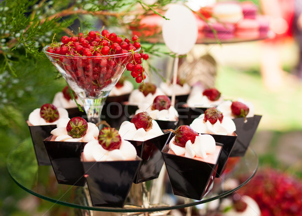 Torták friss eprek vörös ribiszke üveg torta Stock fotó © photobac
