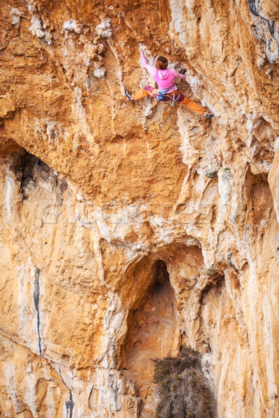 年輕 女 岩 懸崖 面對 牆 商業照片 © photobac