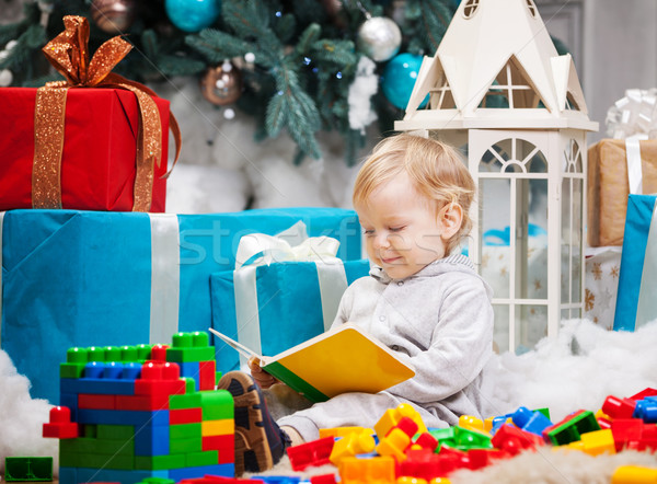 Foto stock: Cute · nino · sesión · árbol · de · navidad · libro