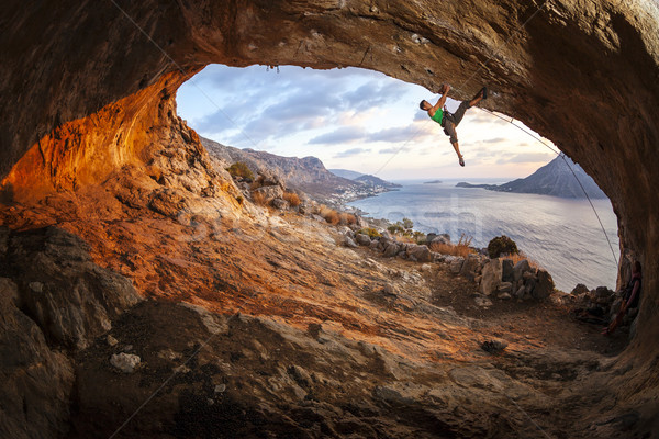 ストックフォト: 男性 · 岩 · 登山 · 屋根 · 洞窟 · 日没
