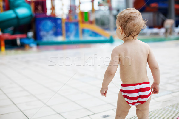 Kleinkind Junge Pool Fuß zurück Stock foto © photobac