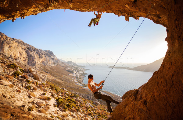 Masculin stâncă alpinism acoperiş peşteră partener Imagine de stoc © photobac