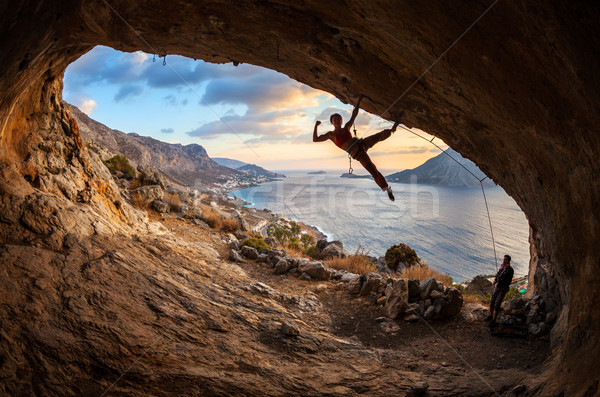 Femminile rock posa climbing tetto grotta Foto d'archivio © photobac