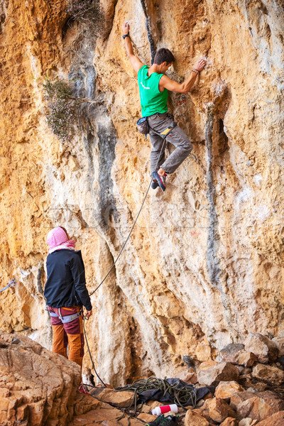 Hombre escalada acantilado viendo joven naturales Foto stock © photobac