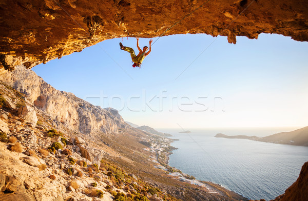 Mannelijke klif rotsklimmen mooie kust Stockfoto © photobac