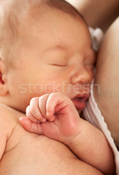 Neu geboren Baby schlafen Mütter Arm Junge Stock foto © photobac