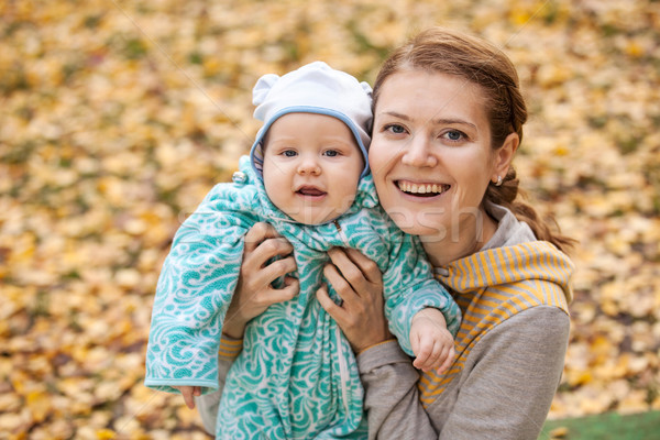 Portré fiatal nő baba fiú ősz park Stock fotó © photobac