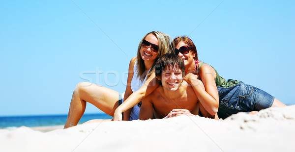 Jungen Freunde Sommer Strand anziehend genießen Stock foto © photocreo